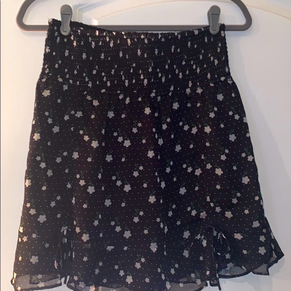 NWT• The East Order-Mini Skirt • 
Size L •